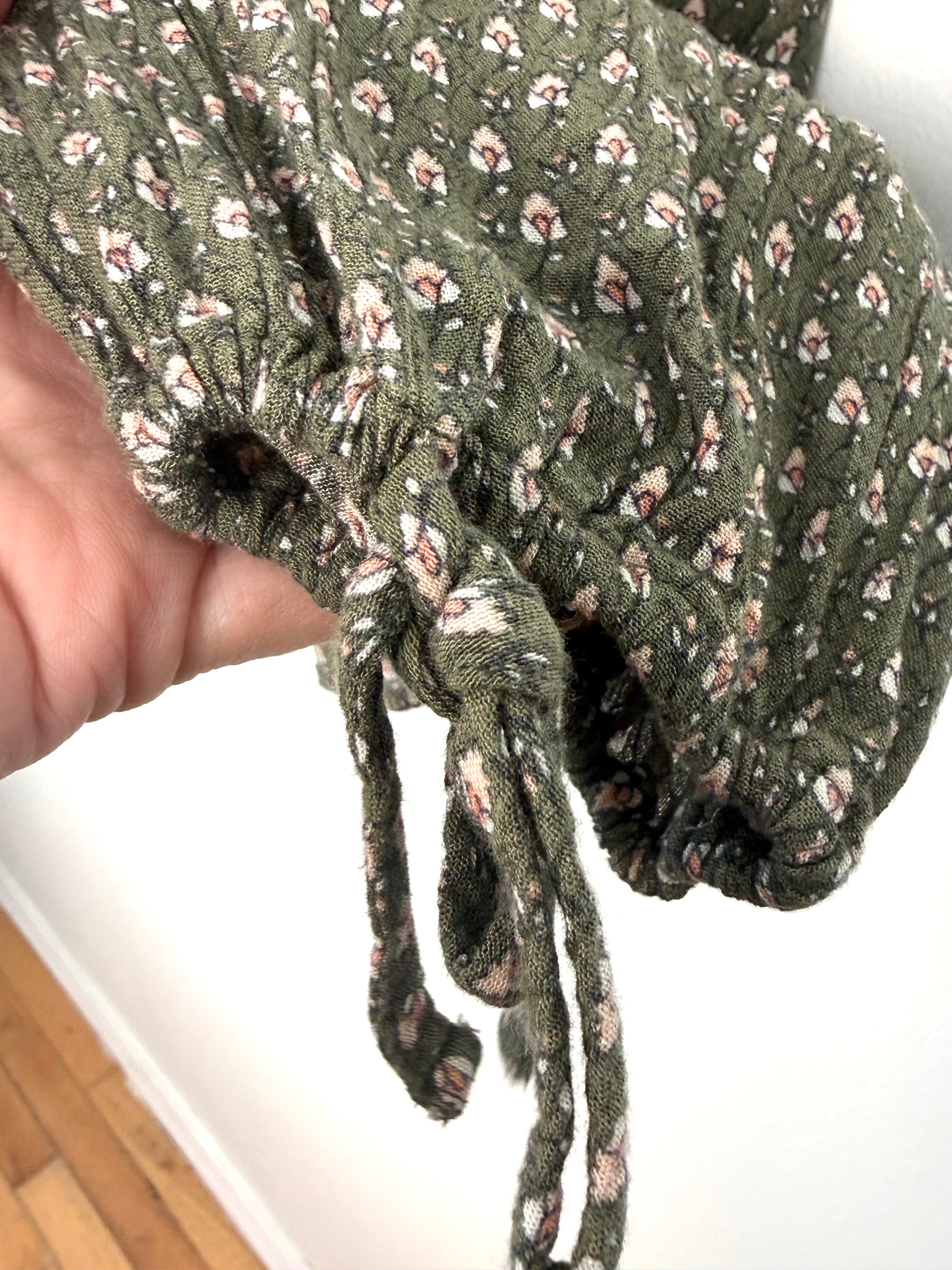 Vintage Abercrombie boho blouse sleeve detail balloon sleeve tie cuff prairie style cottagecore top olive green floral showing cuff detail on sleeve