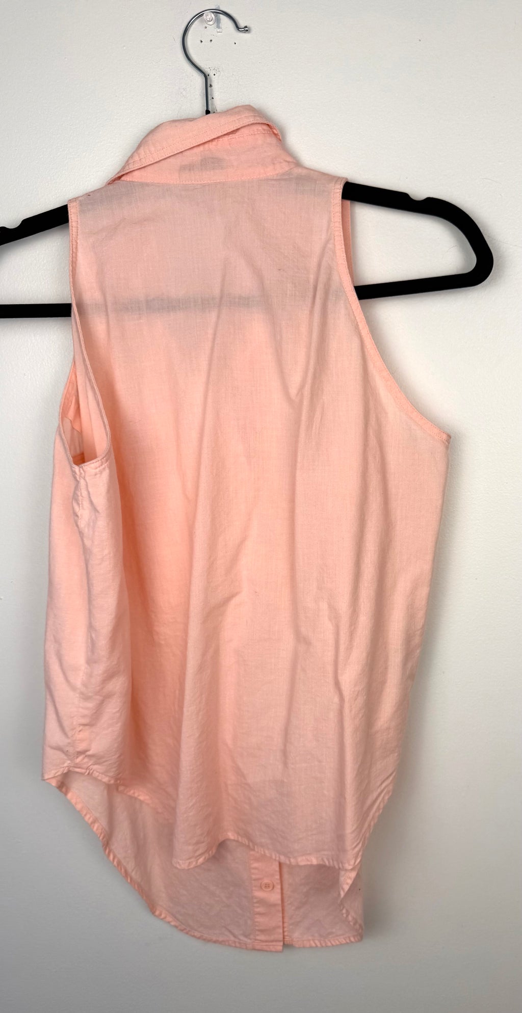 back of 00% Cotton Royal Robbins Sleeveless Top | Size M at Blue Sparrow Shop on hanger