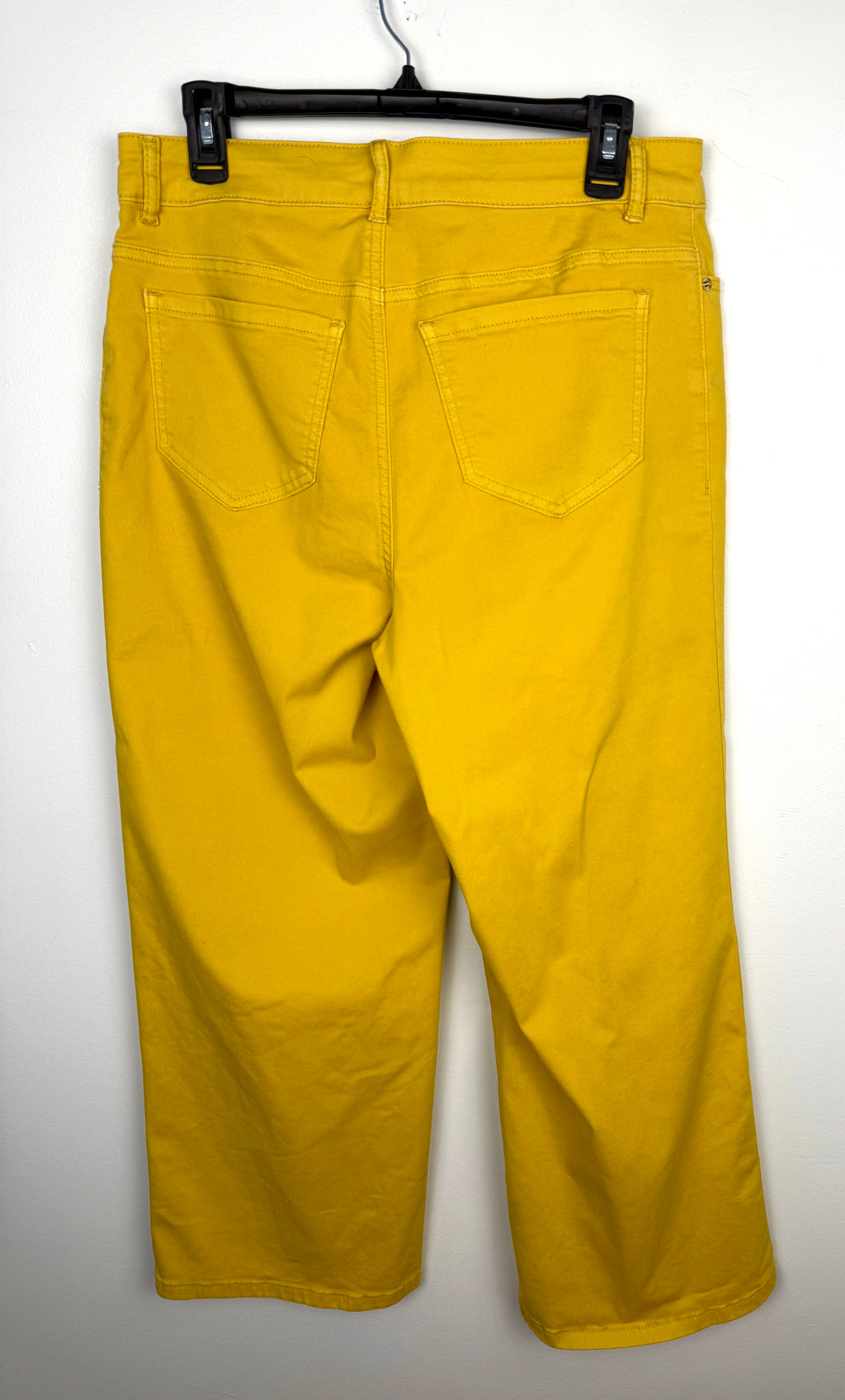 back of 98% Cotton Melanie Lyne Wide-Leg Crop Pants | Size 8 at Blue Sparrow Shop  on hanger