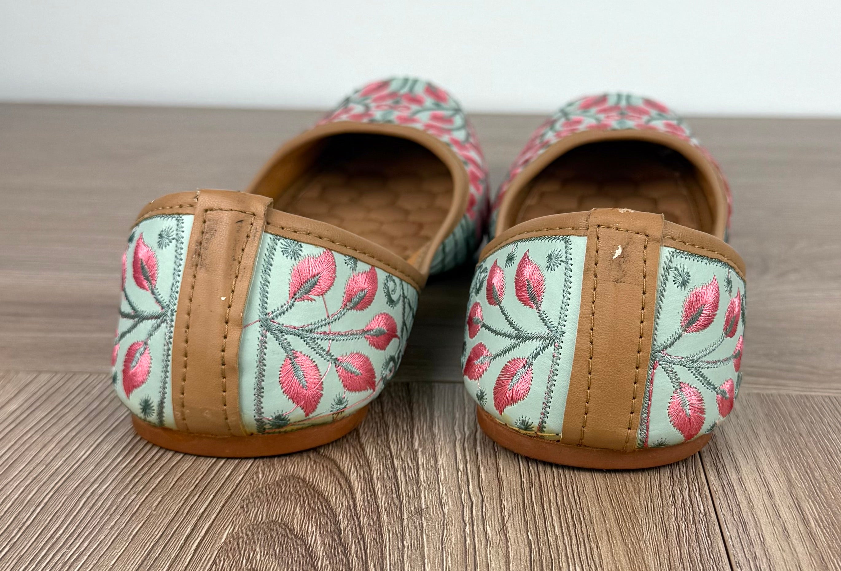 back of Floral Embroidered Jutti Flats size 9 resale 
