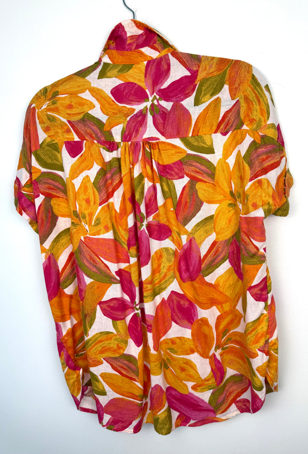 back of Linen Lyocell Blend Time and Tru Tropical Shirt | Size M at Blue Sparrow Shop on hanger