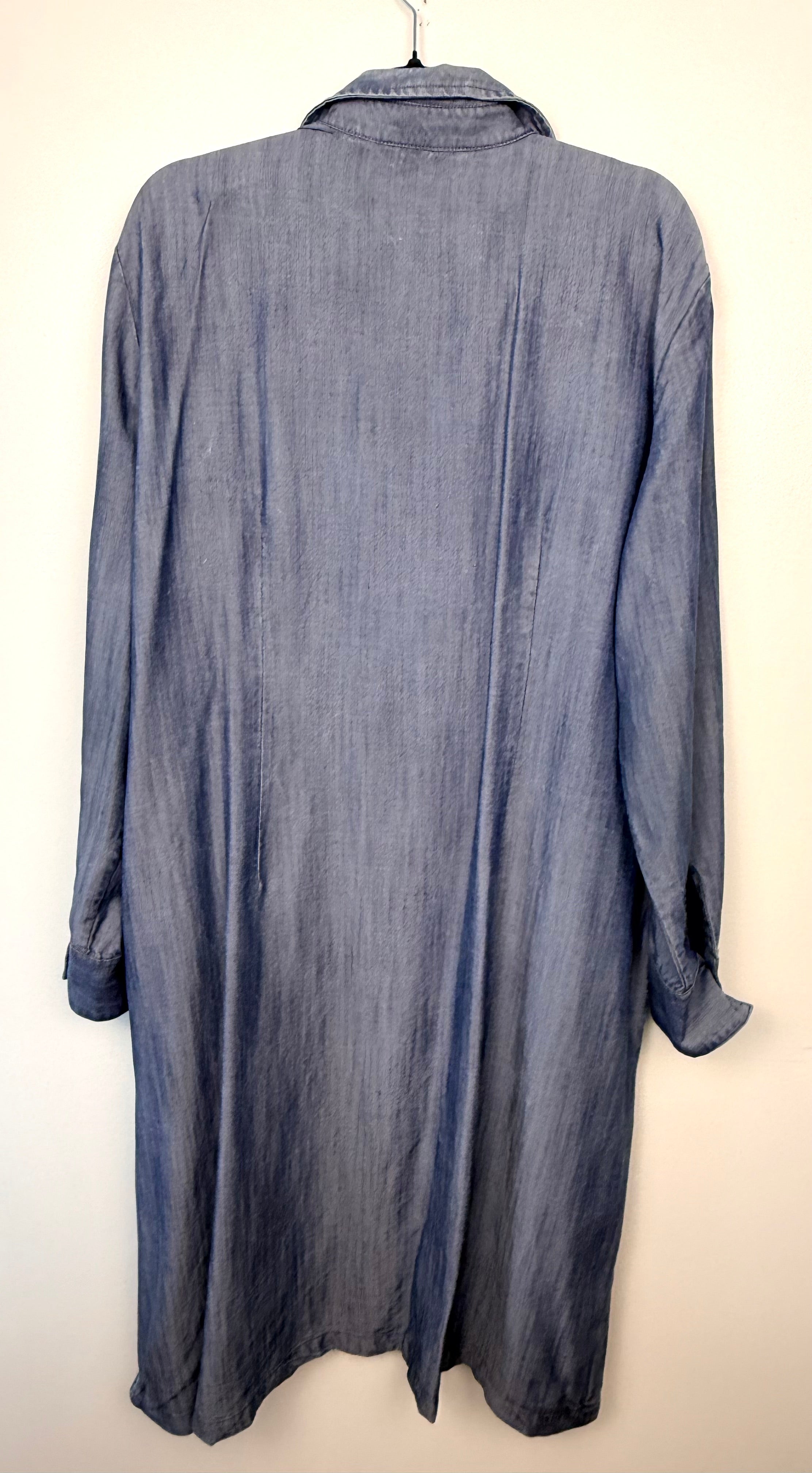 back of NWOT 100% Tencel Tilley Handpainted Denim Jacket | Size XXL on hanger