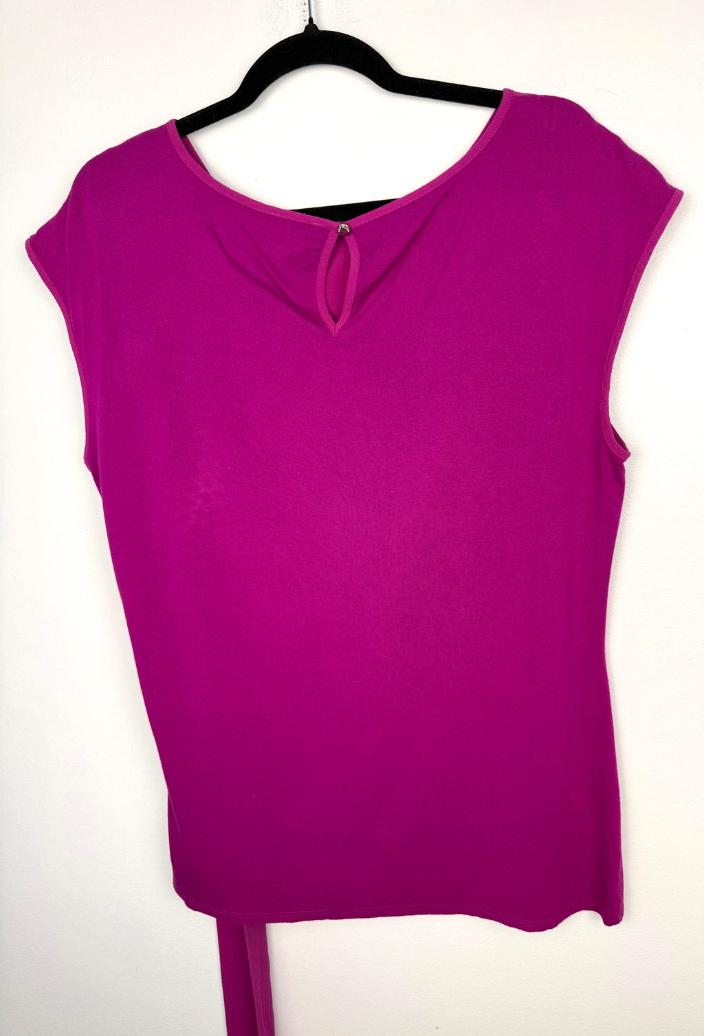 back of tie waist detail on Vince Camuto Magenta Draped Side Top | Size M  at Blue Sparrow Shop  on hanger