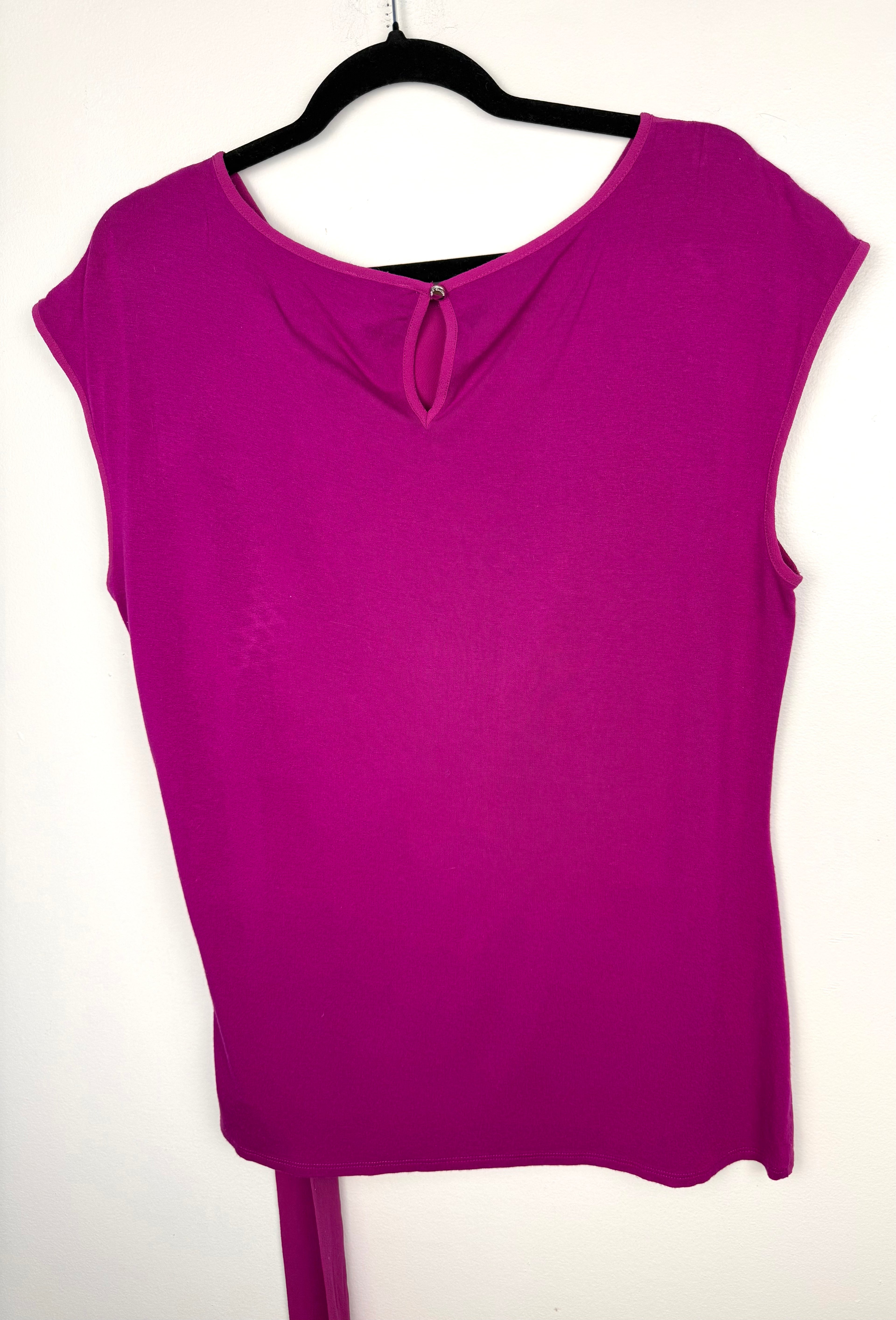 back of tie waist detail on Vince Camuto Magenta Draped Side Top | Size M  at Blue Sparrow Shop  on hanger