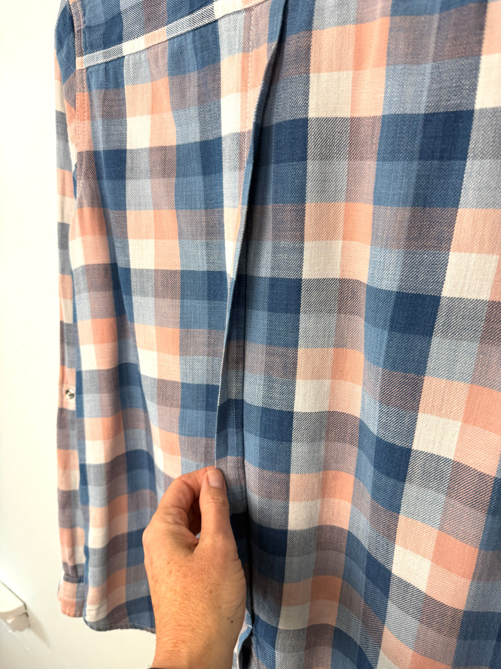 back panel detail on 100% Cotton Tommy Hilfiger Plaid Shirt | Size M