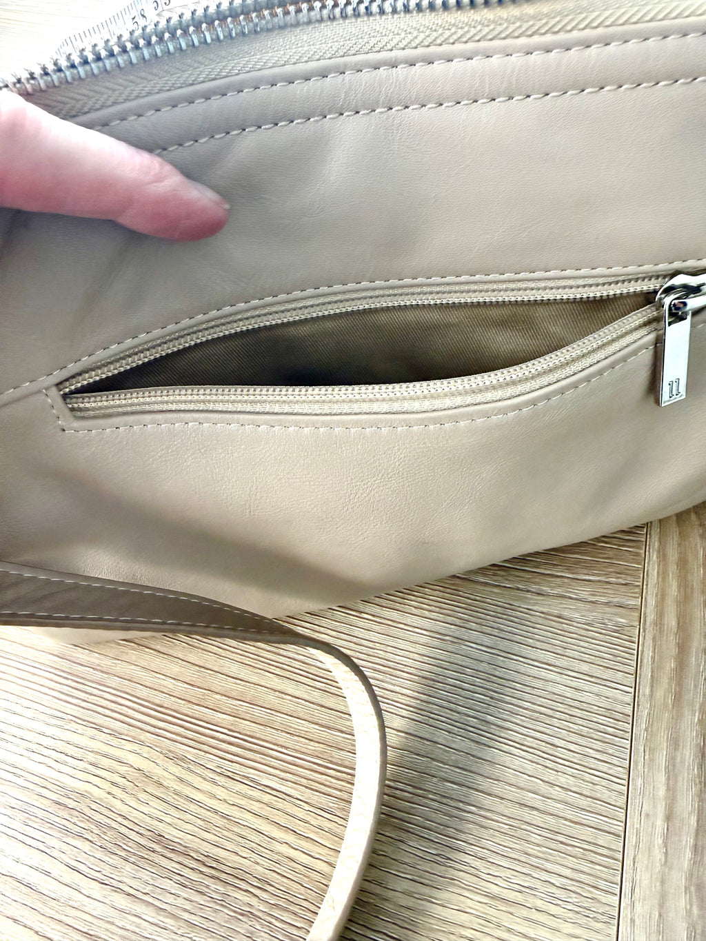 back zipper pocket on pelle-rfid-leather-crossbody-bag