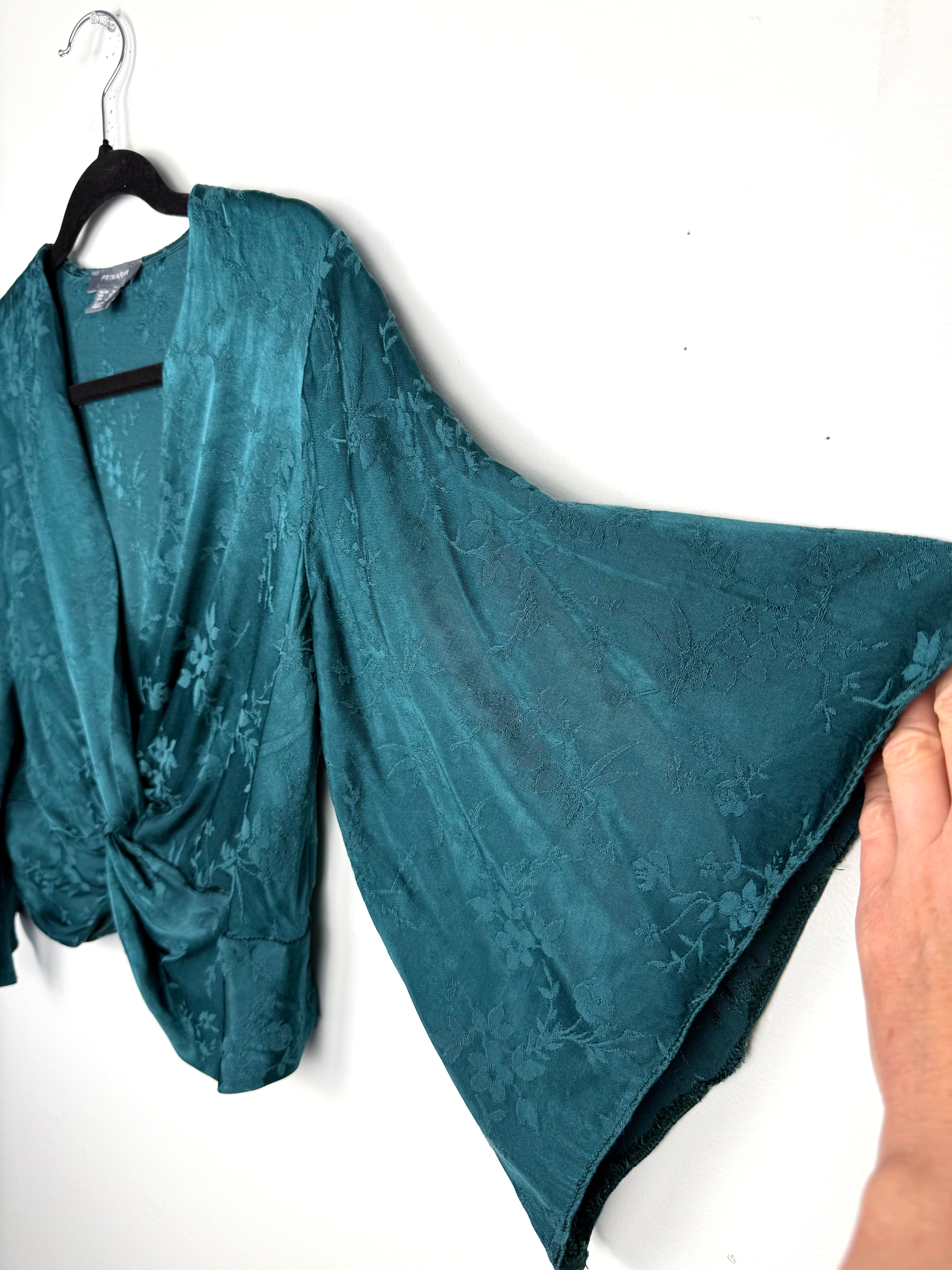 batwing/flutter sleeve on PRIMARK Jacquard Twist Front Crop Top | Size S at Blue Sparrow SHop