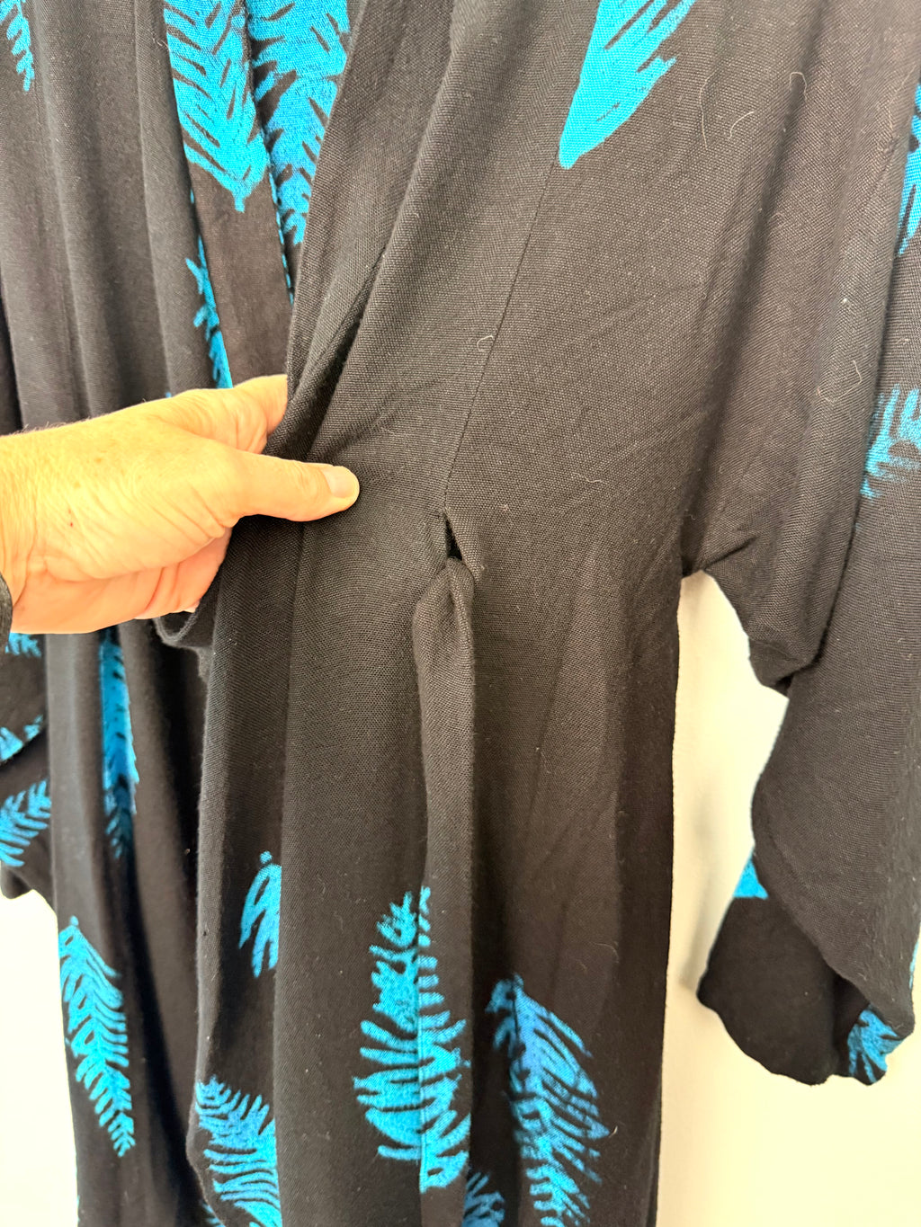 belt looped through Black & Turquoise Feather Print One-Size Wrap Kimono Jacket