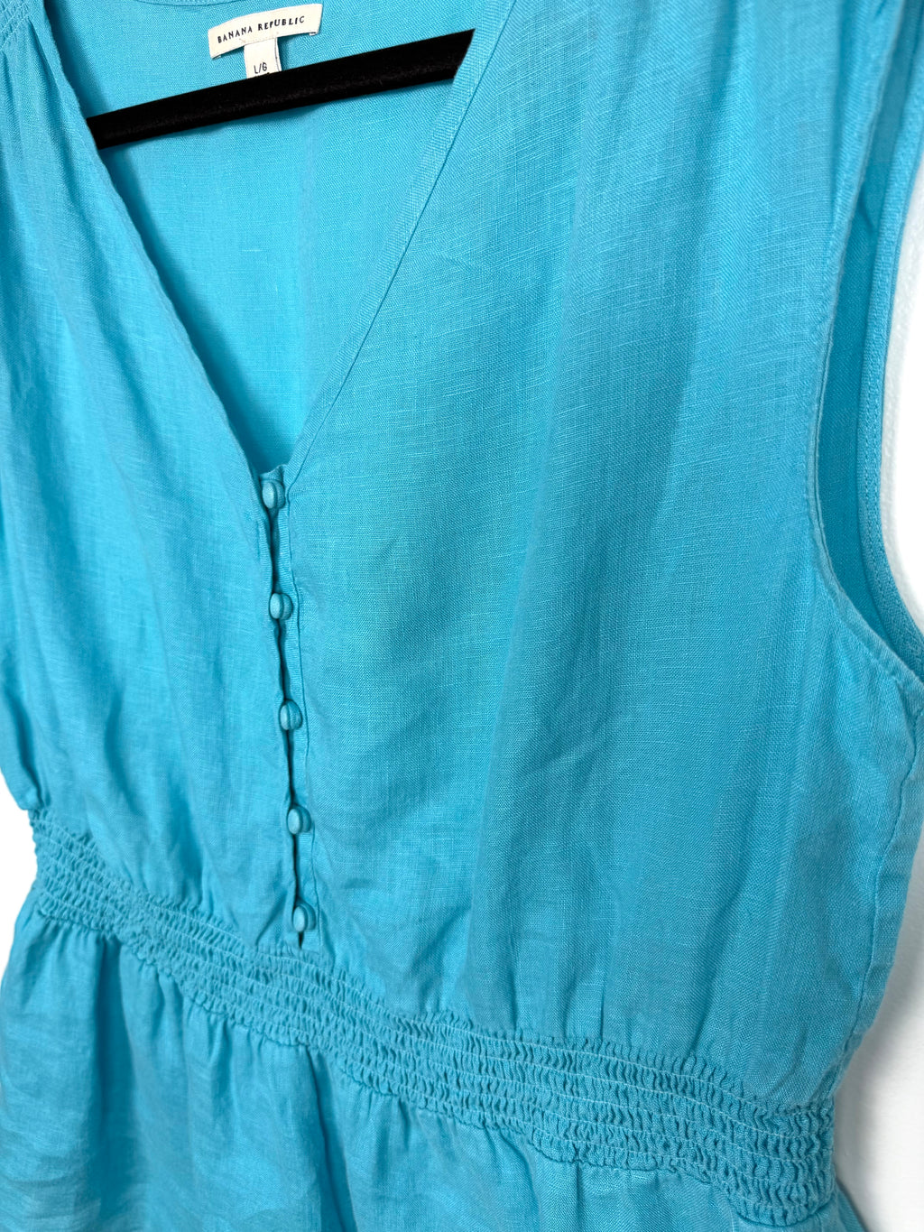 button front detail on Banana Republic 100% Linen Smocked Waist V-Neck Blouse Aqua Coloured | Size L at Blue Sparrow Shop Canadian Resale Reimagined 