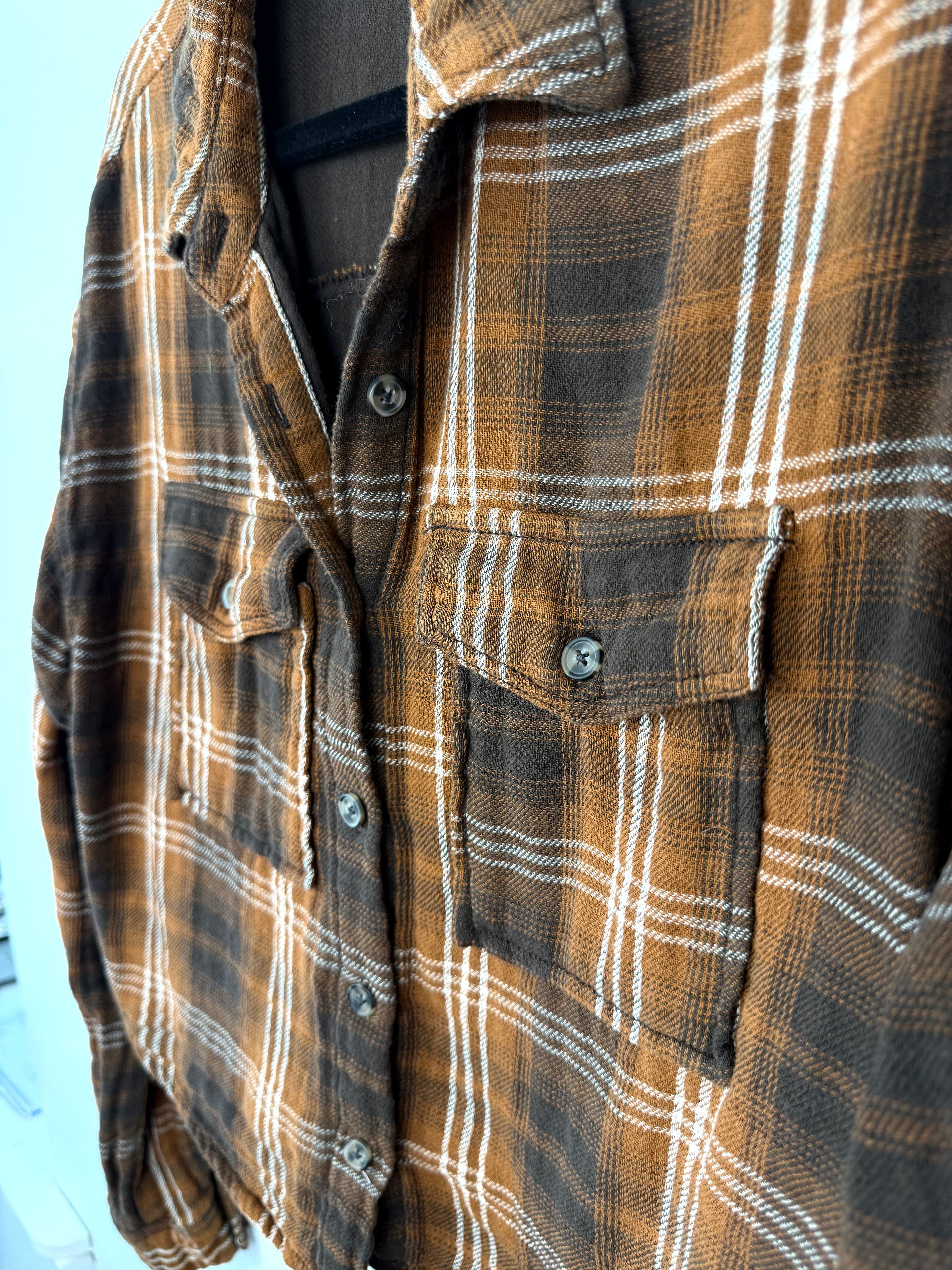close up of front pockets on 100% Cotton Ci Sono Cropped Plaid Shirt | Size M