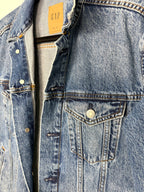 close up of neckline on GAP Classic Denim Trucker Jacket | Oversized XS at Blue Sparrow Shop