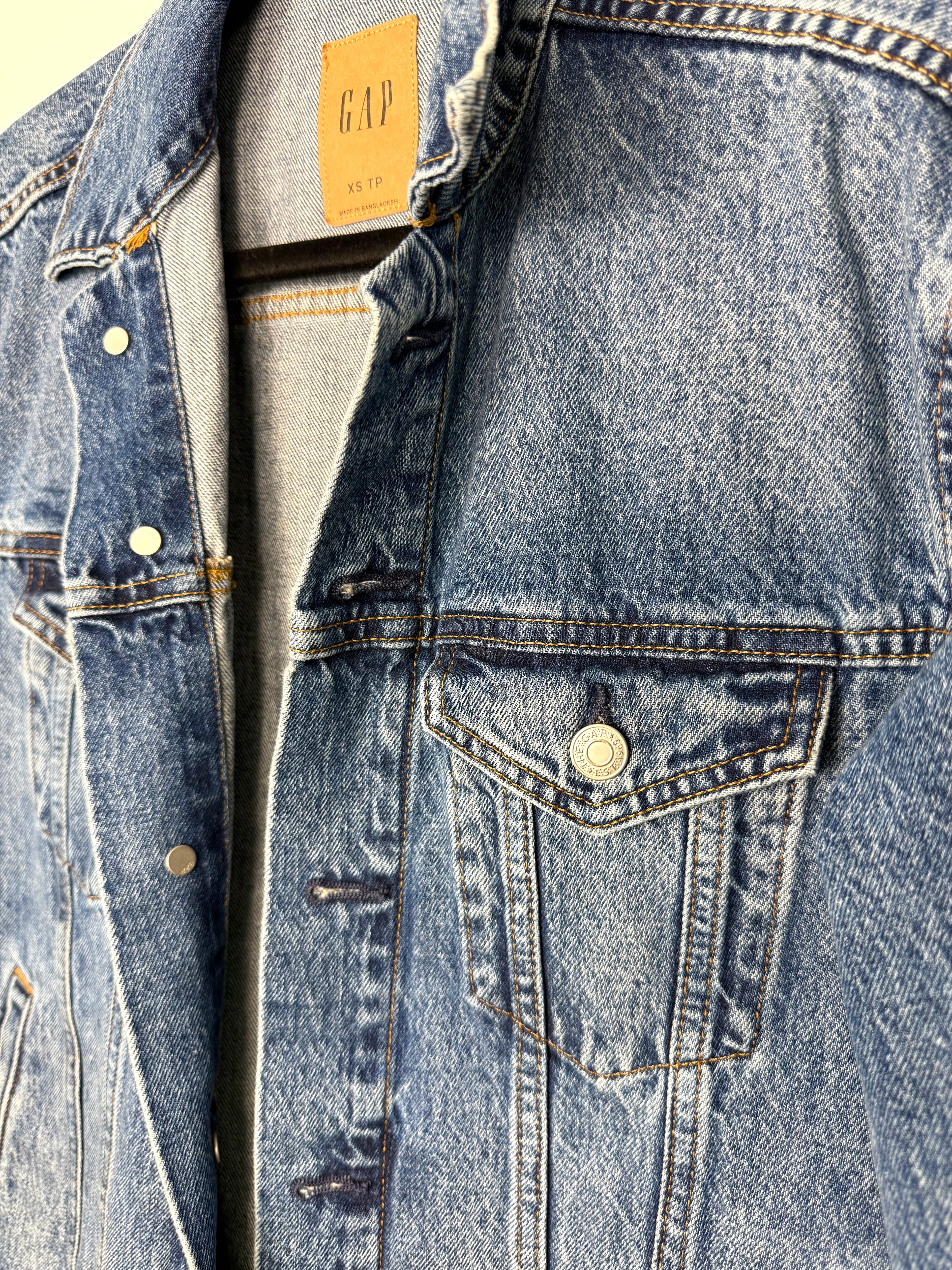 close up of neckline on GAP Classic Denim Trucker Jacket | Oversized XS at Blue Sparrow Shop