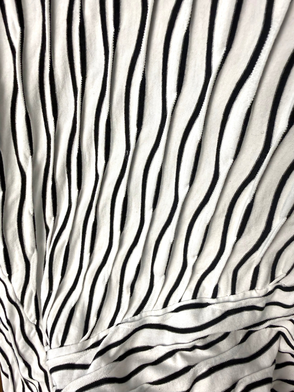 close up of pattern on Habitat Striped Tunic Top Black and White Abstract Hem Habitat top resale 