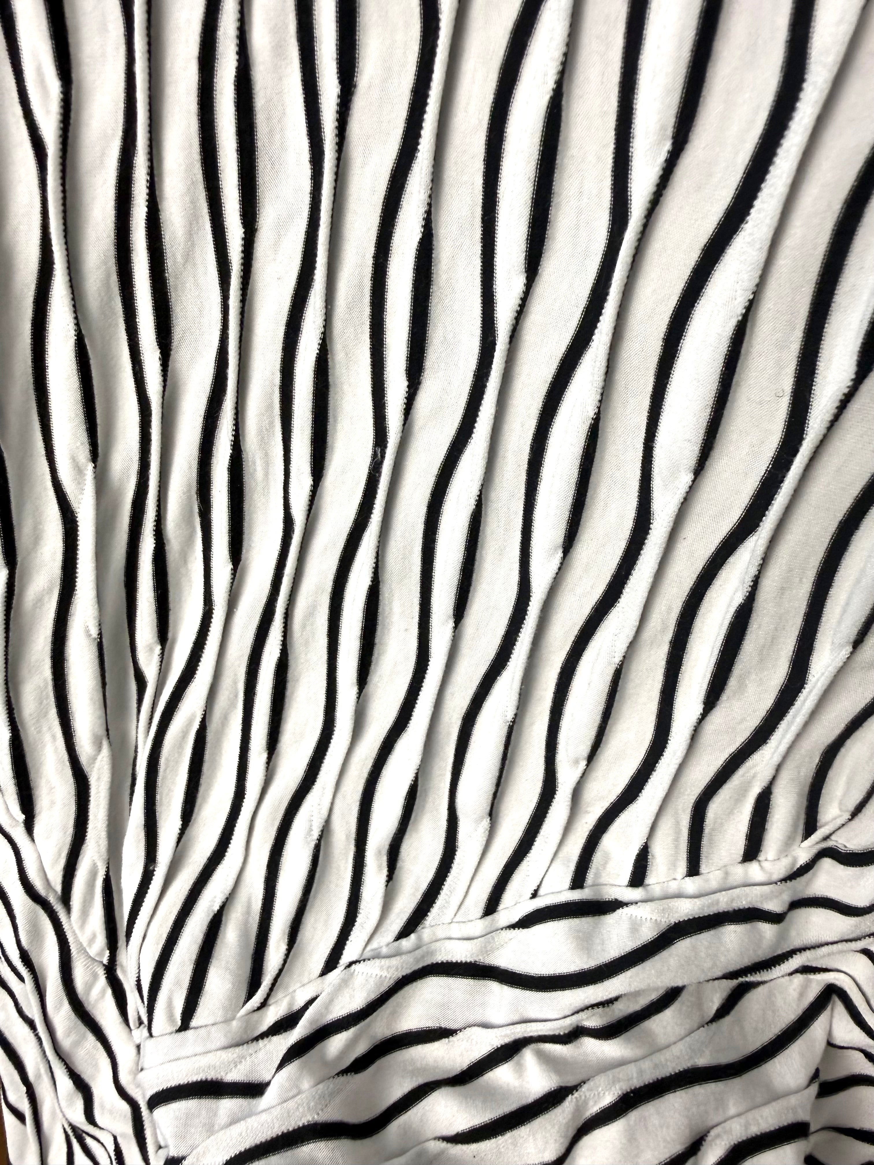 close up of pattern on Habitat Striped Tunic Top Black and White Abstract Hem Habitat top resale 
