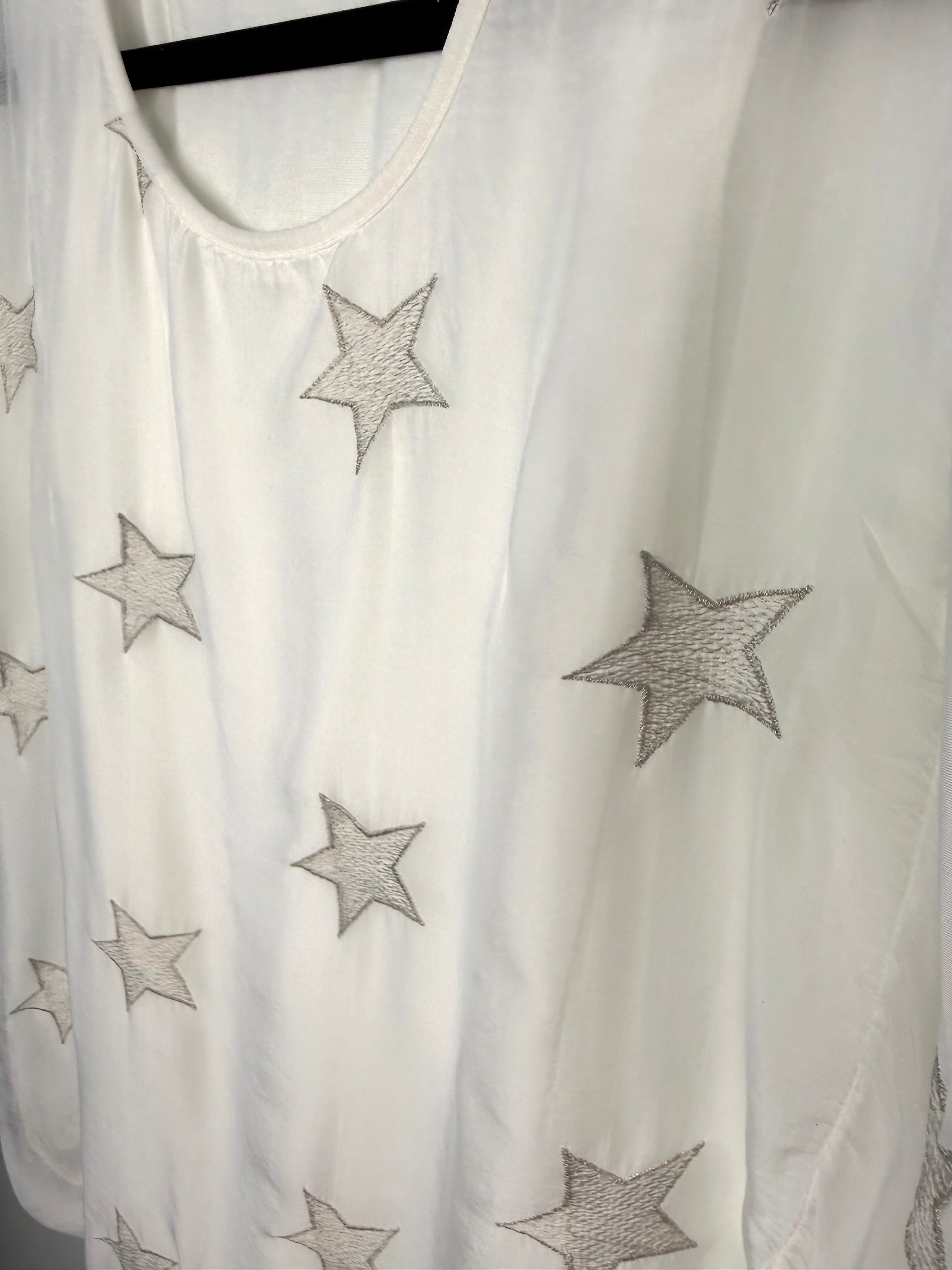 close up of star pattern on Tendenze made in italy star print overlay top