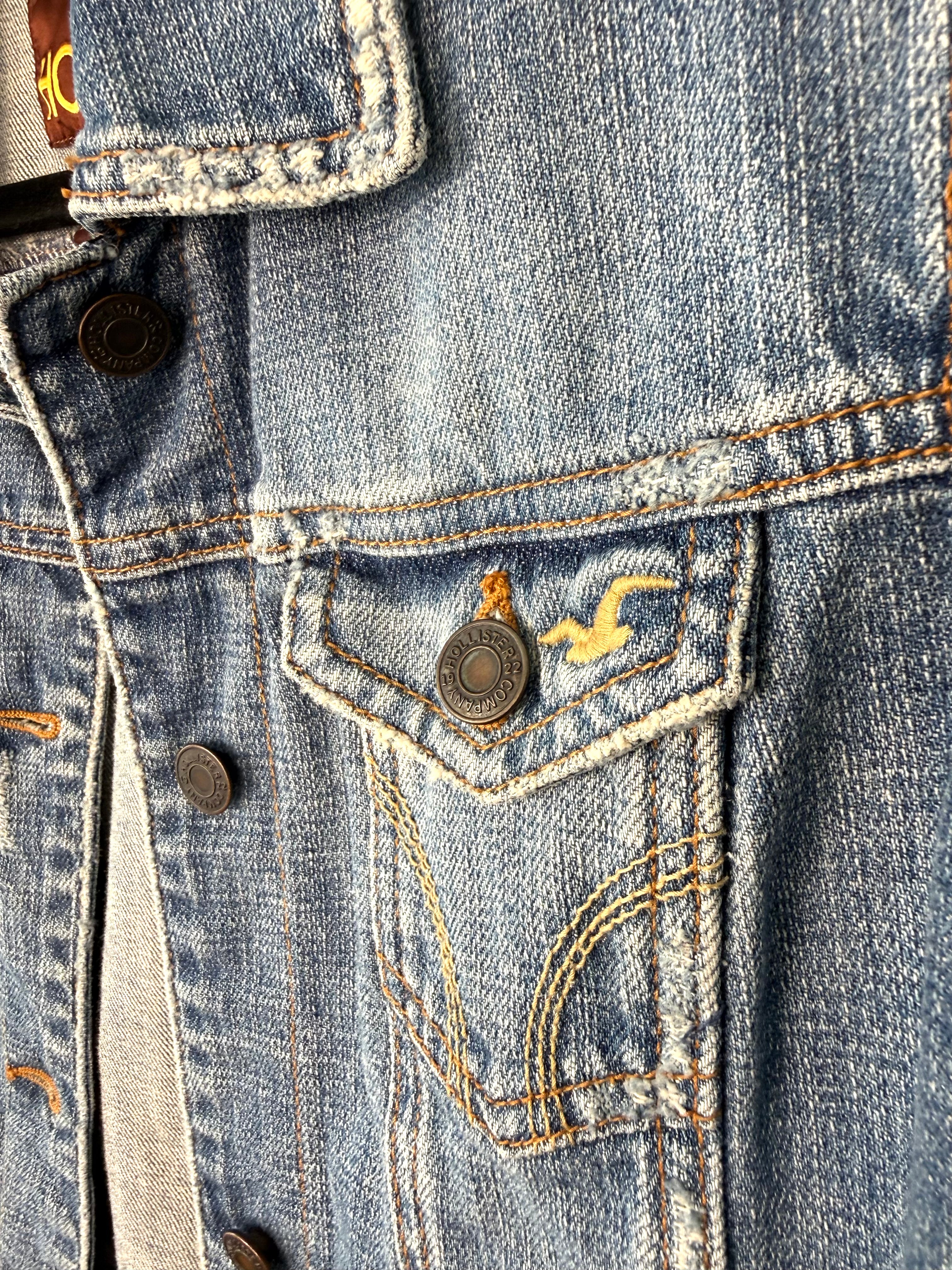 collar and buttons on Hollister HCO 100% Cotton Distressed Trucker Denim Jacket — Medium Wash | Size L at Blue Sparrow Shop