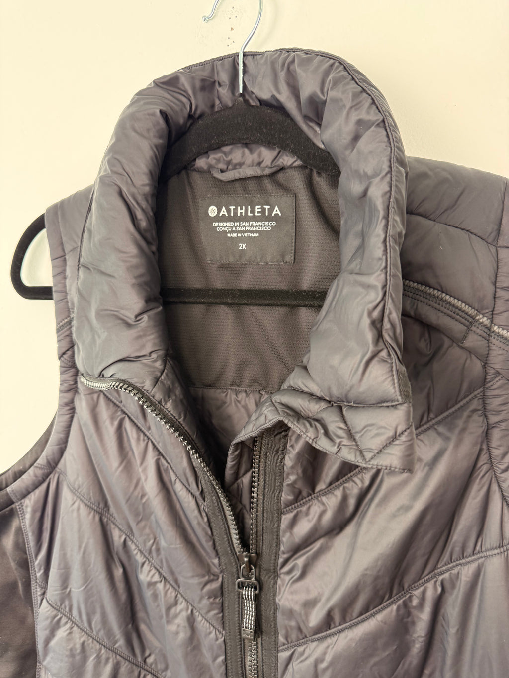collar detail on  Athleta Rock Ridge PrimaLoft Insulated Vest in Black  Size XXL