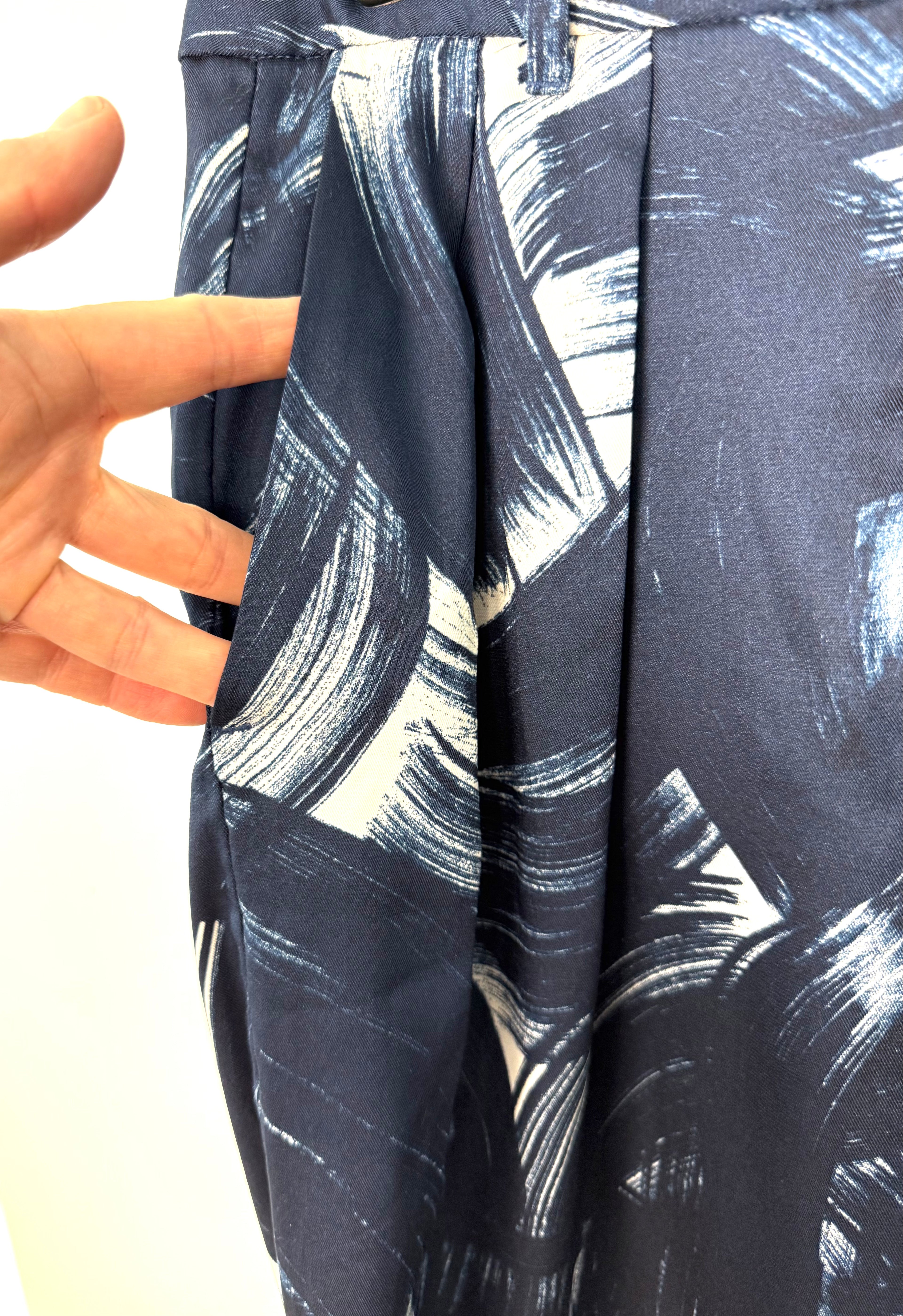 front pocket detail on Banana Republic wide leg patterned pants