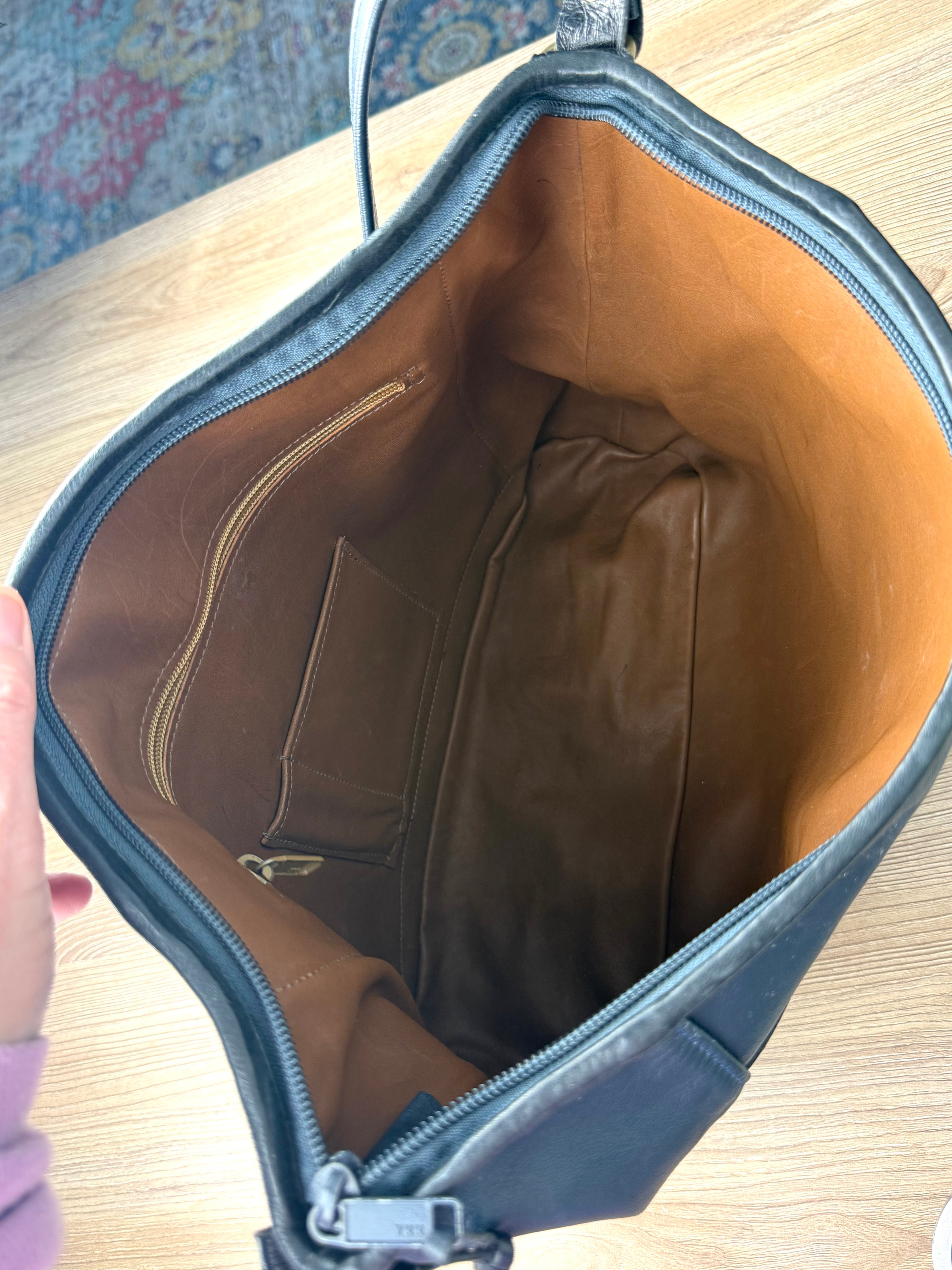 inside of Vintage Rowland Leather Shoulder Bag in Navy Blue 