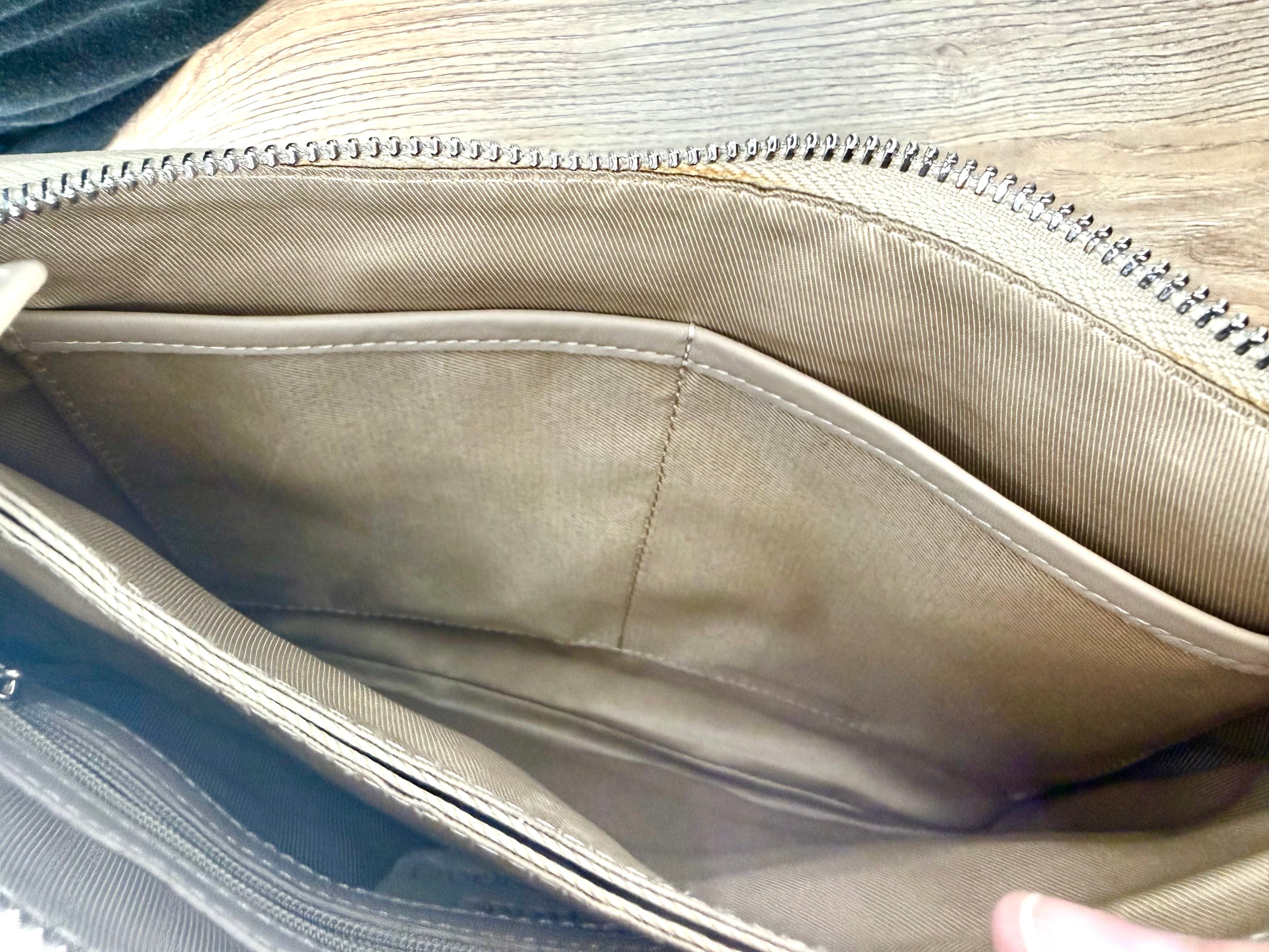 inside sections of Pelle rfid-anti-theft-crossbody-bag