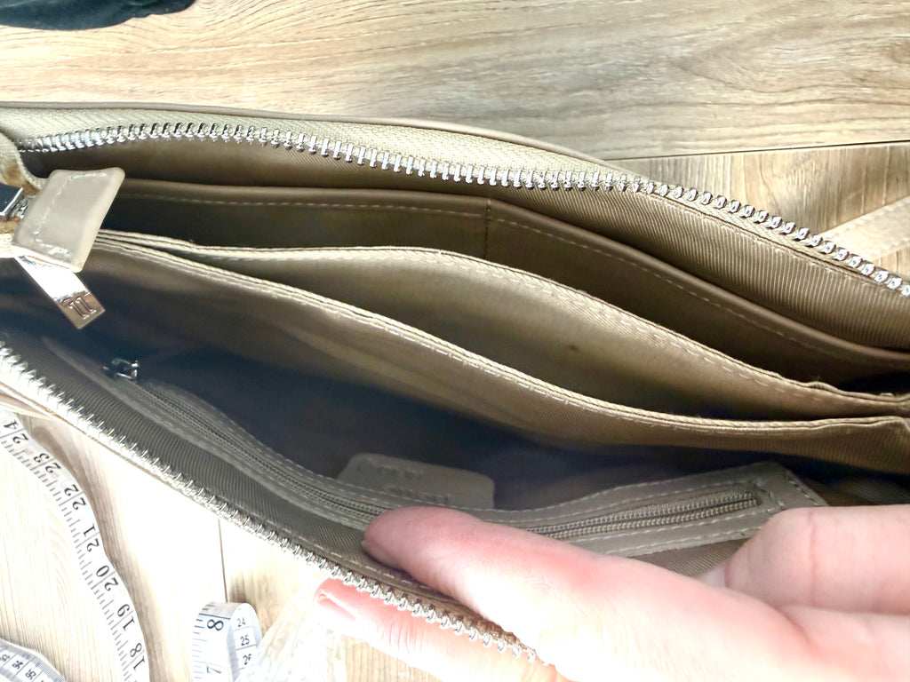 inside zip sections on rfid-anti-theft-crossbody-bag by Pelle leather