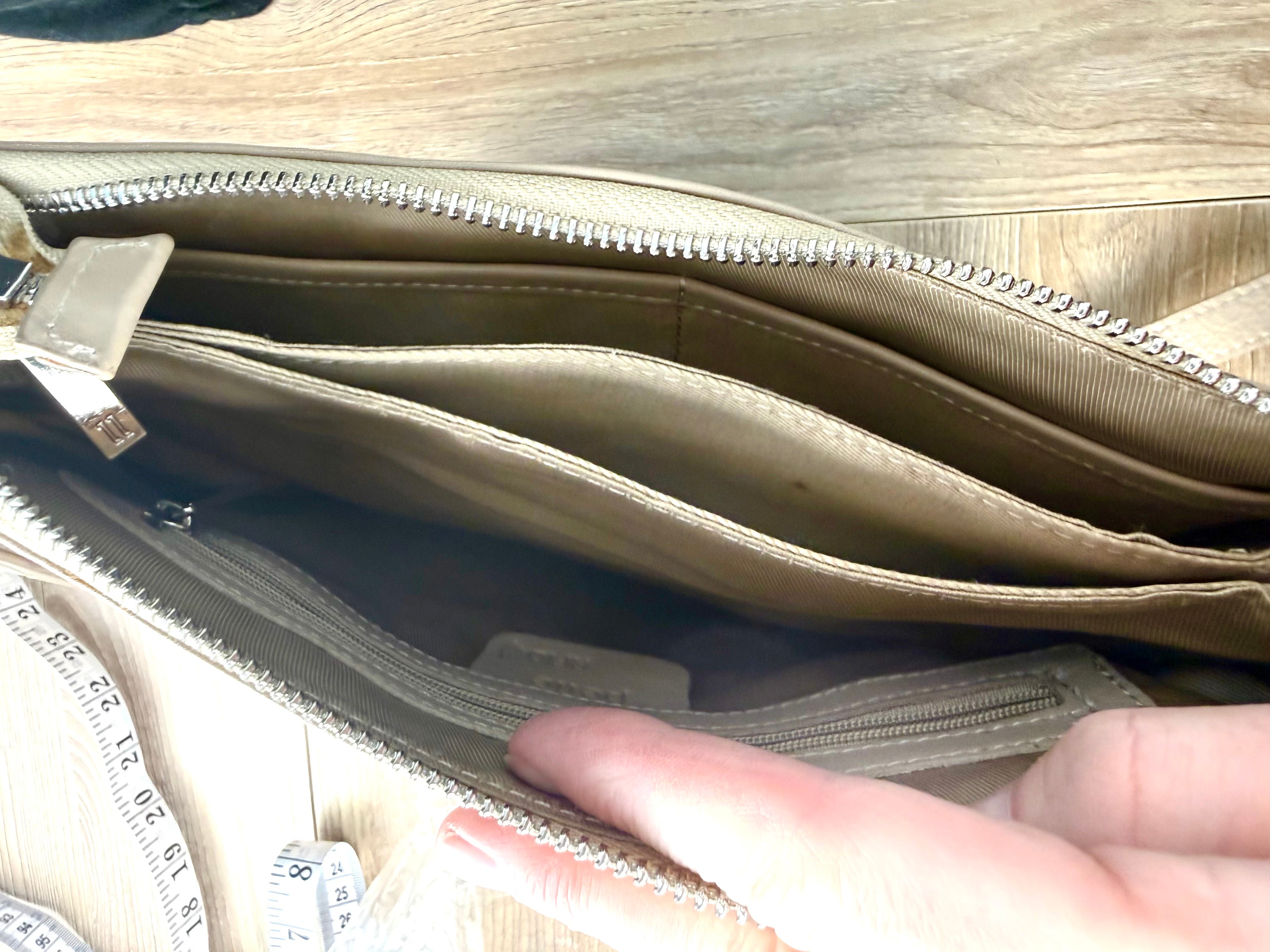 inside zip sections on rfid-anti-theft-crossbody-bag by Pelle leather
