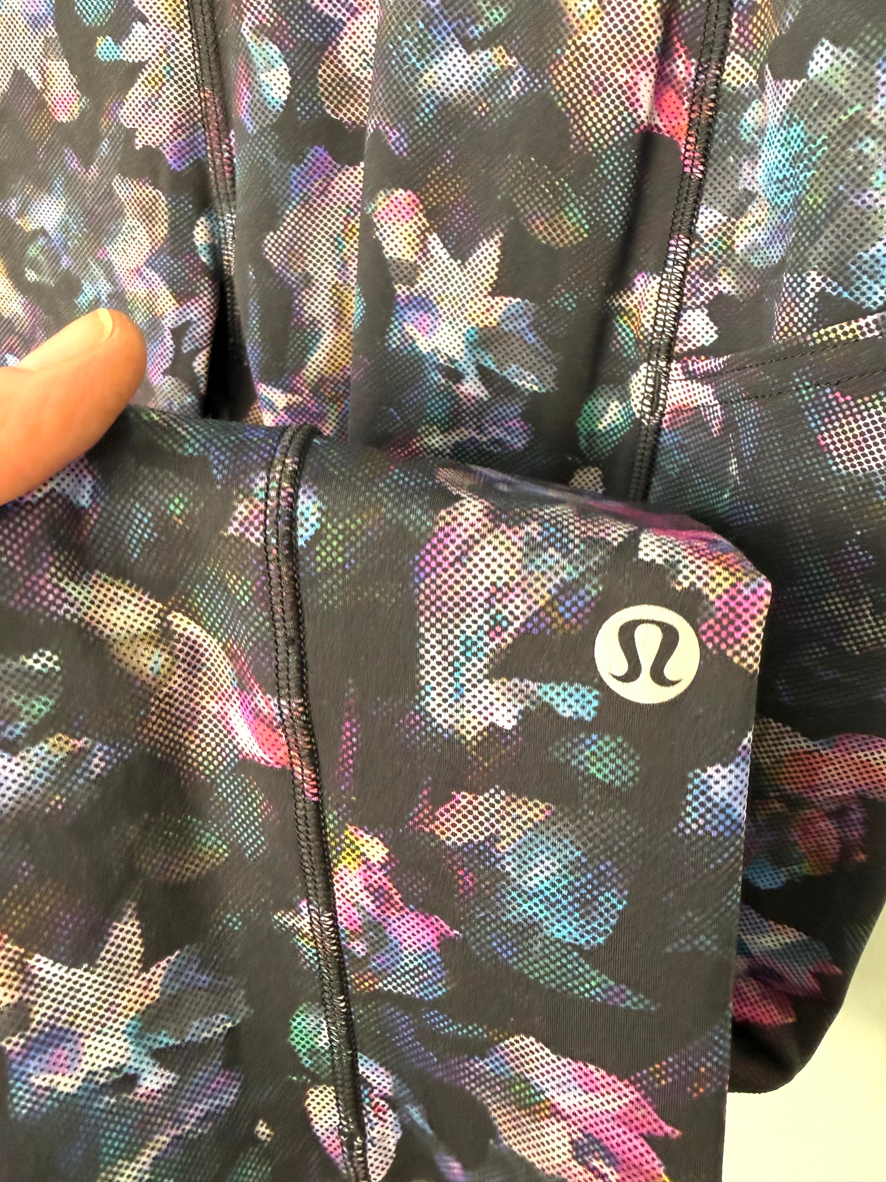 lululemon logo on Lululemon floral capris | Size 6 at Blue Sparrow Shop 