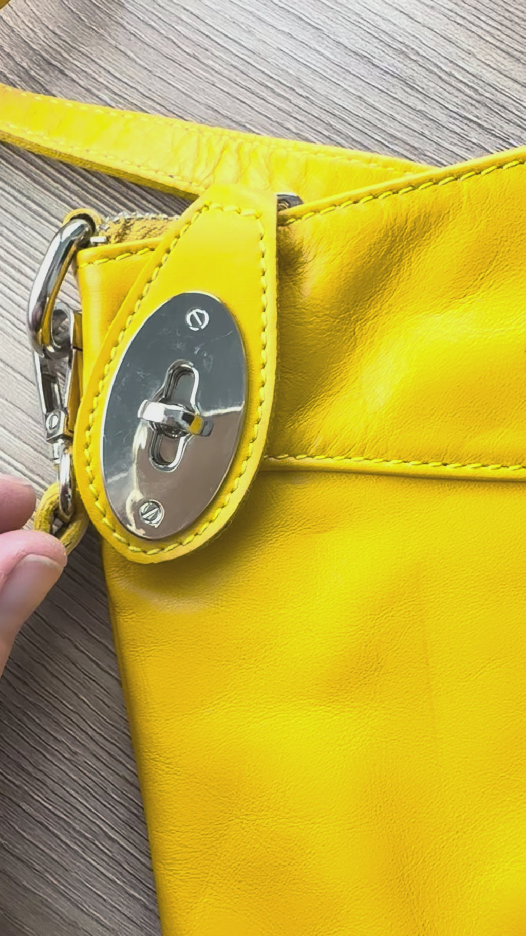 video showing how clasp/lock works on Enzo Bertini Made in Italy leather bag