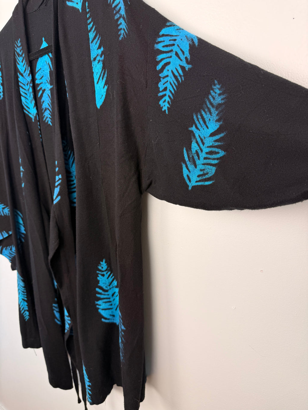 side and sleeve flow on Black & Turquoise Feather Print One-Size Wrap Kimono Jacket