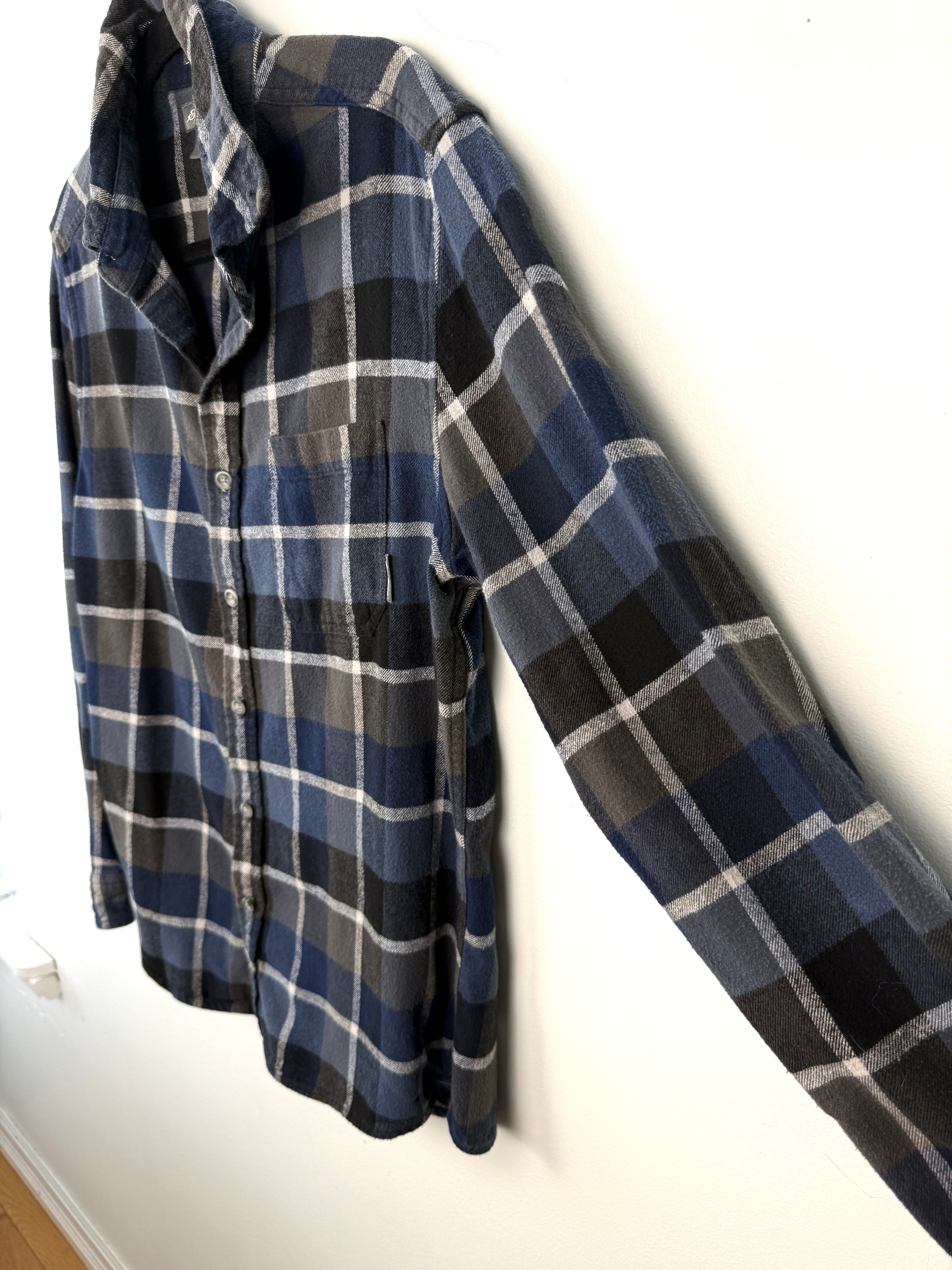 sleeve and body shape on 100% Cotton Eddie Bauer Plaid Shirt | Size S