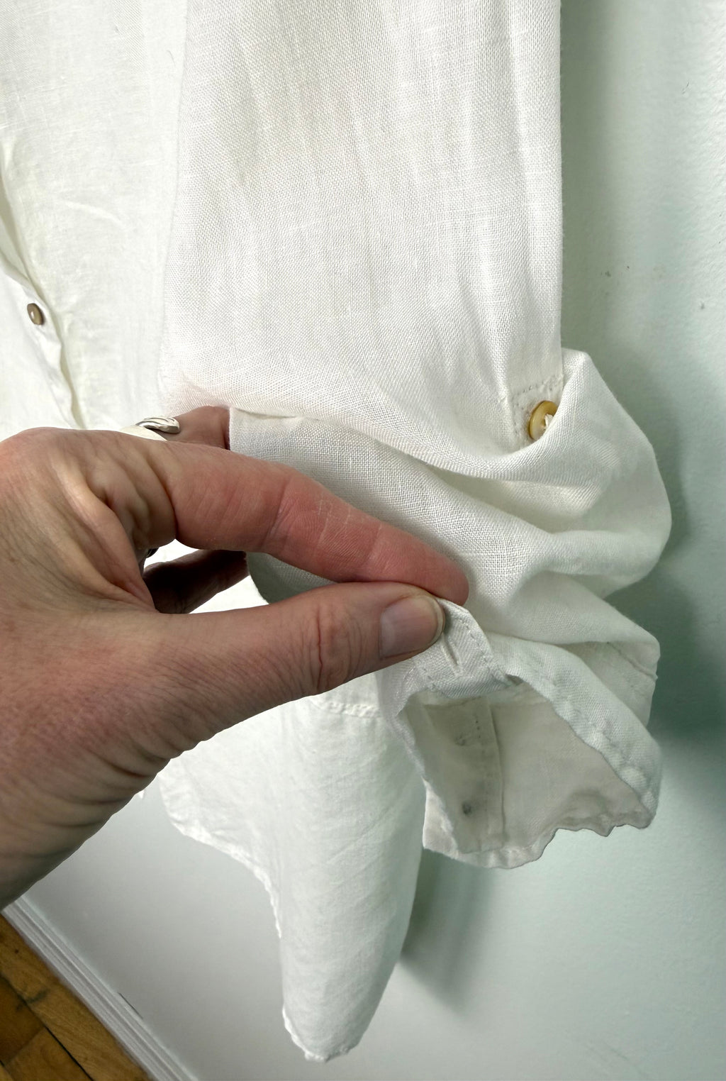 sleeve detail on 100% Linen Tahari Button-Down Tunic | XL  at Blue Sparrow Resale Shop Canada