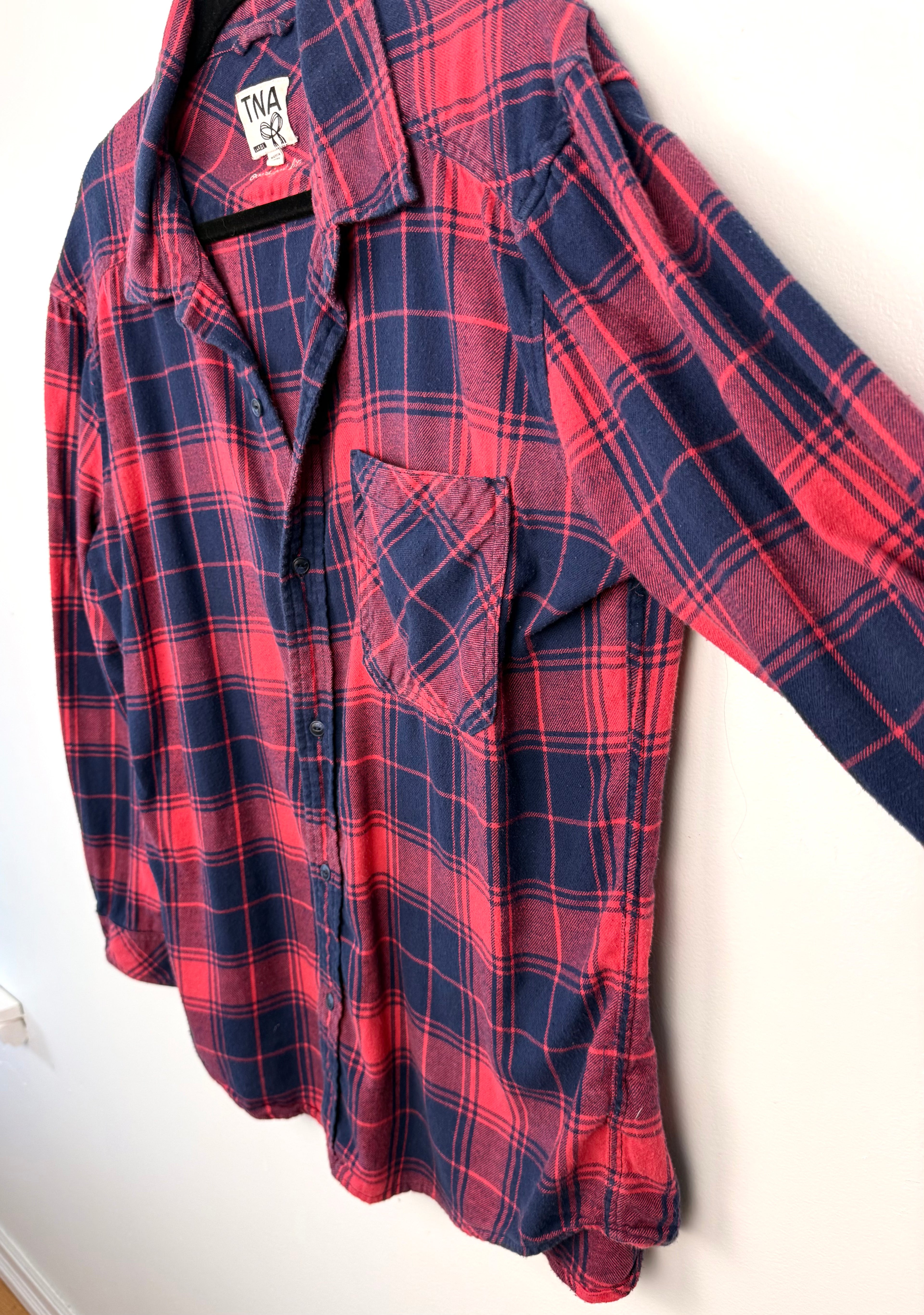 sleeve flow on 100% Cotton TNA Button Front Shirt | Size L