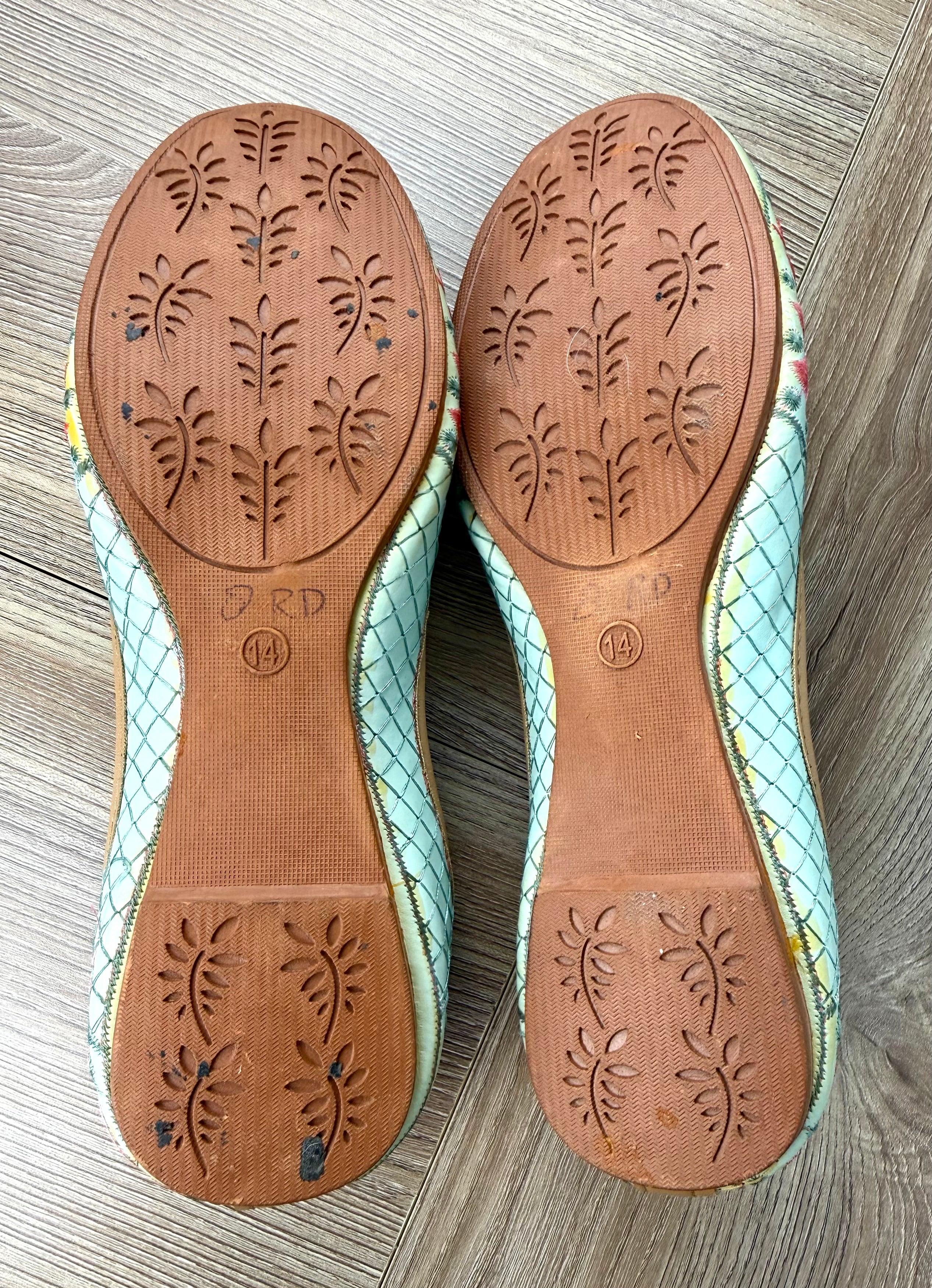 ink initials on sole of Floral Embroidered Jutti Flats size 9 resale 