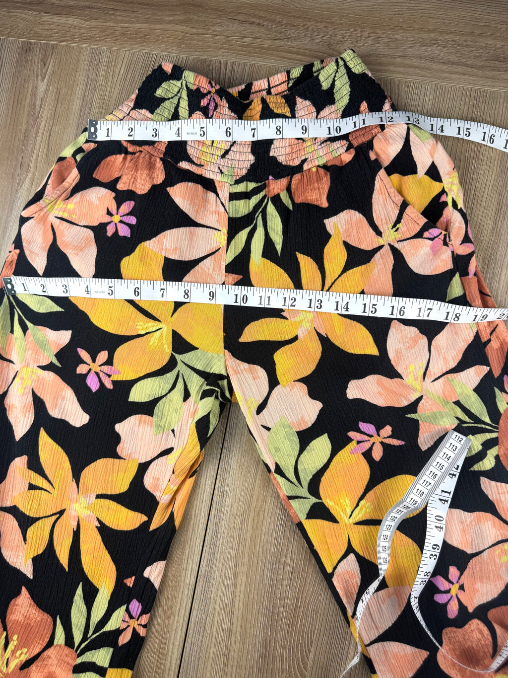 tropical floral wide leg pants measuring 26" waist and 38" hips 