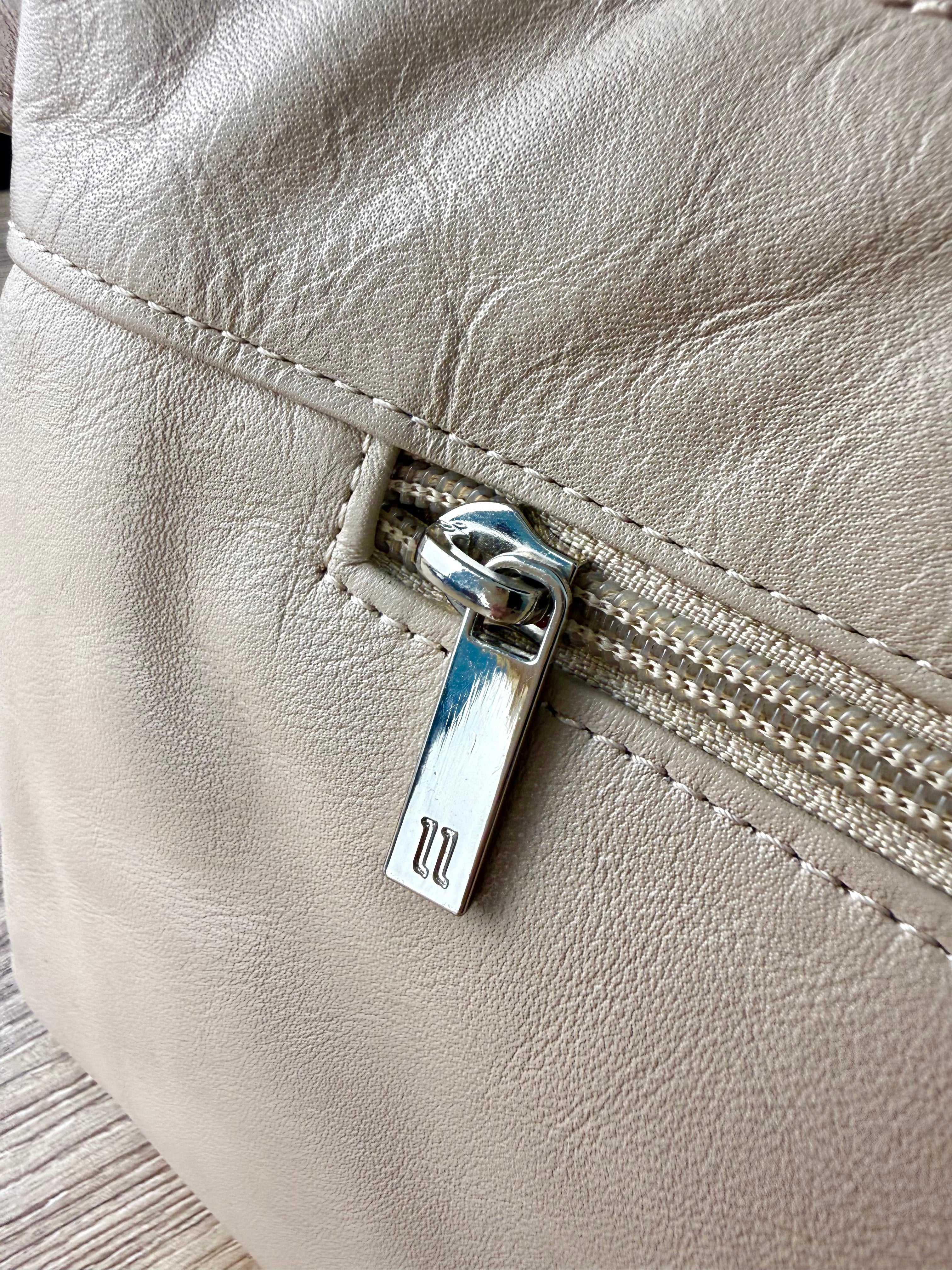 zipper pull with logo on pelle-rfid-leather-crossbody-bag 